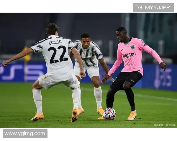 足球明星与美女展开激烈对决谁能赢得比赛的荣耀与心动瞬间 足球明星与美女展开激烈对决谁能赢得比赛的荣耀与心动瞬间